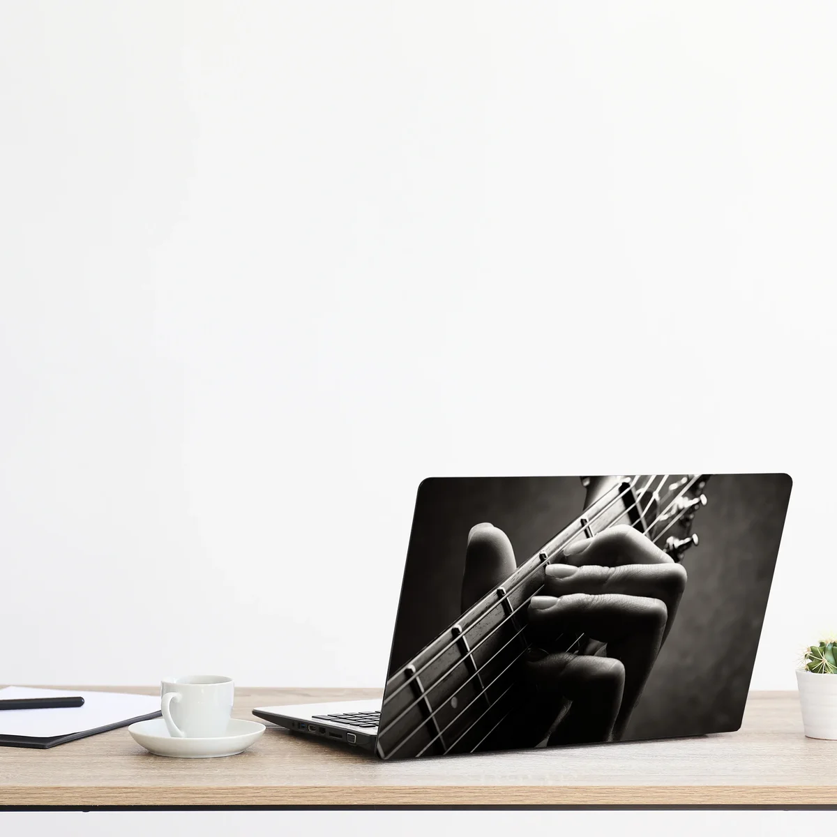 Laptop-Aufkleber nahaufnahme der hand auf dem griffbrett Laptop-Aufkleber nahaufnahme der hand auf dem griffbrett