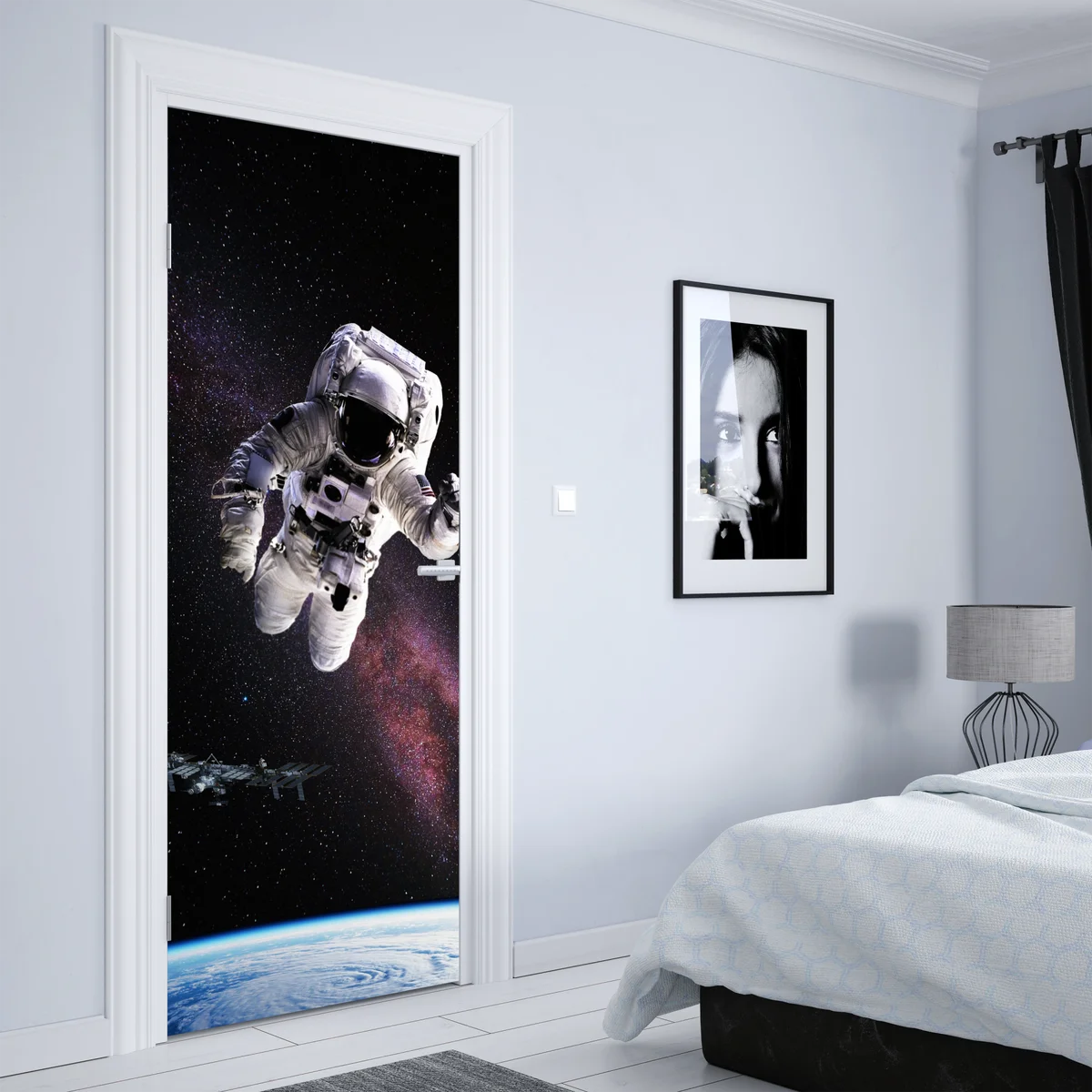 Türaufkleber astronaut über der Erde und galaxie Türaufkleber astronaut über der Erde und galaxie