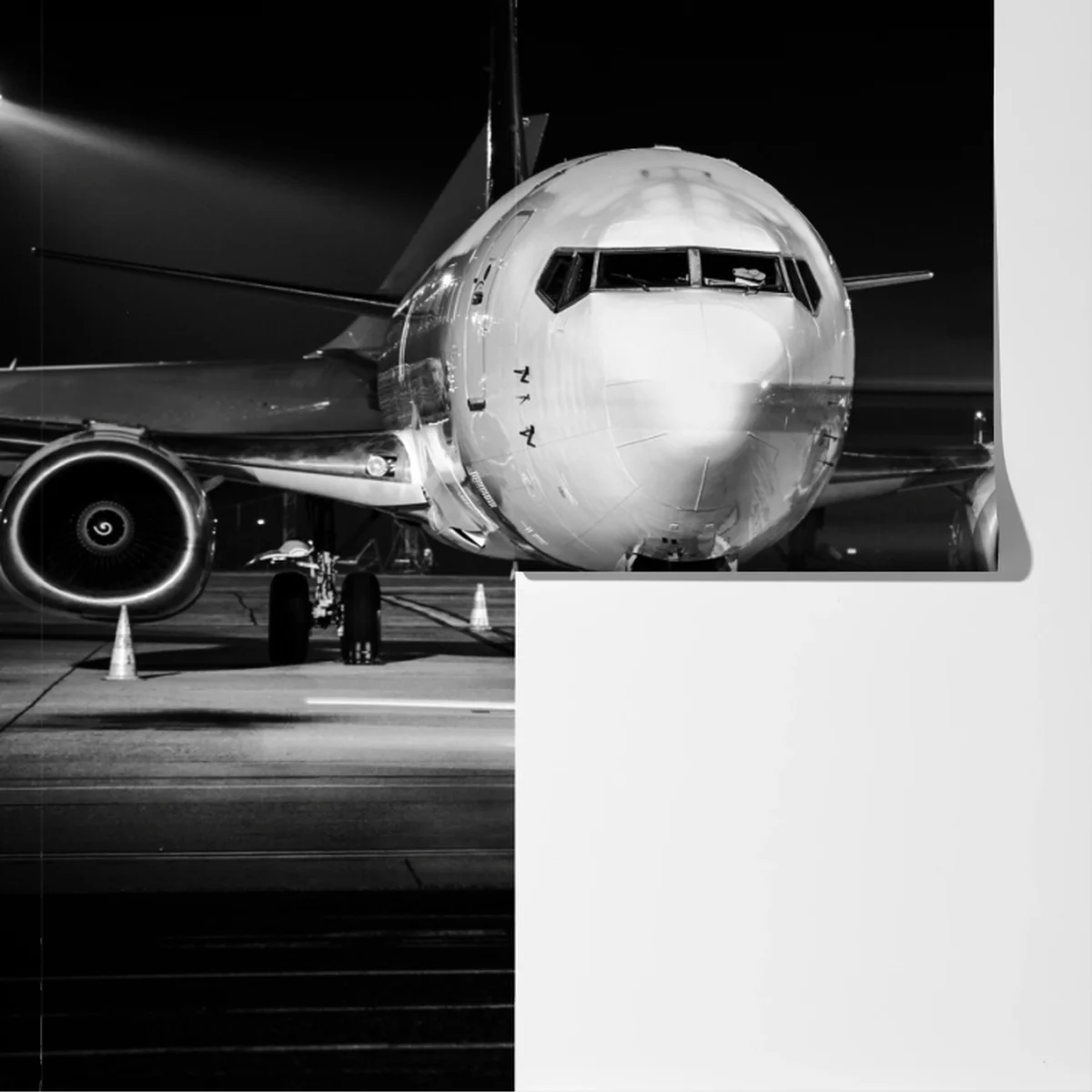 Fototapete monochromes jet auf dem rollfeld bei nacht Fototapete monochromes jet auf dem rollfeld bei nacht