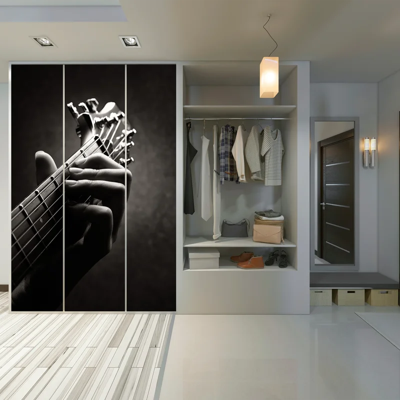 Schrankaufkleber nahaufnahme der hand auf dem griffbrett Schrankaufkleber nahaufnahme der hand auf dem griffbrett