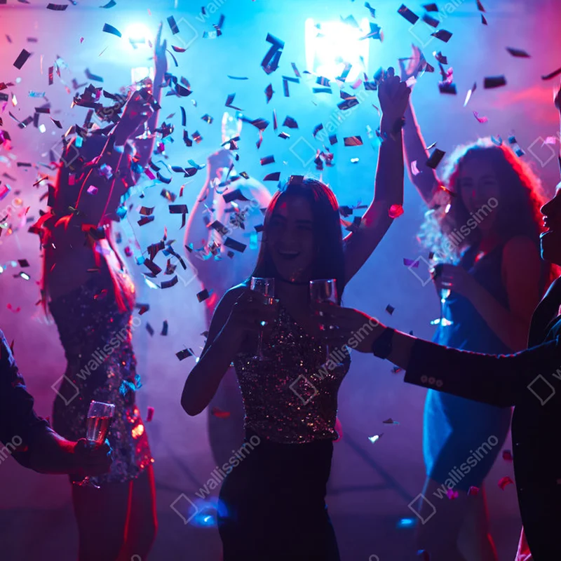 Leinwandbild Mädchen stößt beim Tanz mit Champagner an • Leinwandbilder bei Wallnifity® Leinwandbild Mädchen stößt beim Tanz mit Champagner an • Leinwandbilder bei Wallnifity®