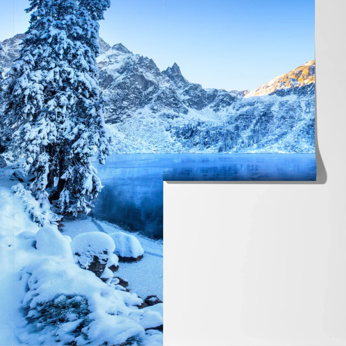 Fototapete winterlicher sonnenaufgang über dem gefrorenen bergsee Fototapete winterlicher sonnenaufgang über dem gefrorenen bergsee