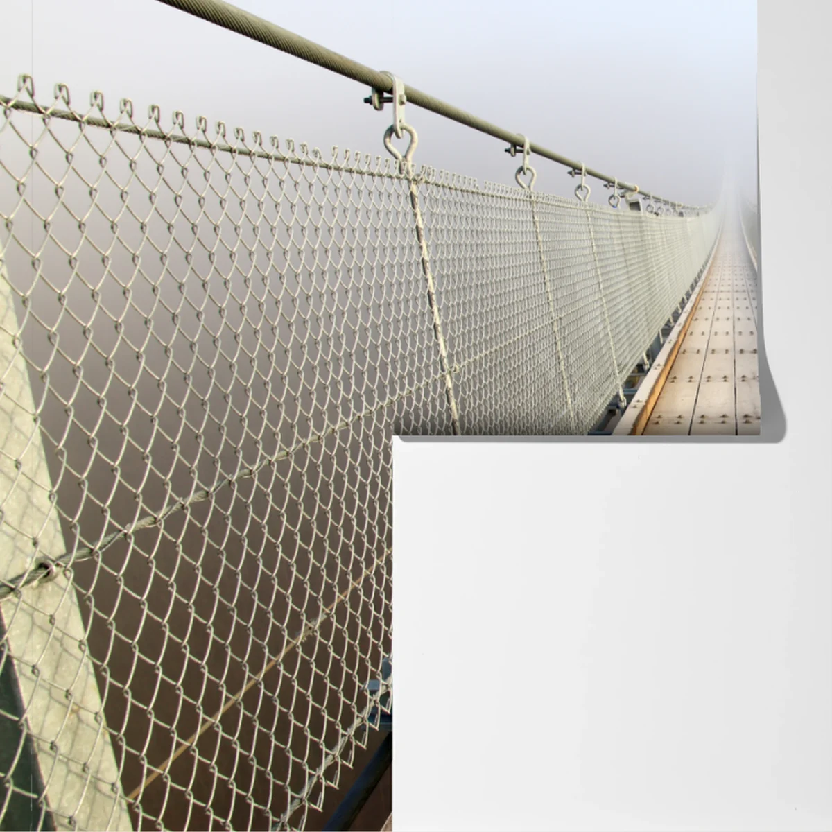 Fototapete neblige hängebrücke die in den nebel führt Fototapete neblige hängebrücke die in den nebel führt