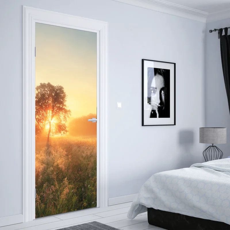 Türaufkleber goldener sonnenaufgang über nebliger wiese Türaufkleber goldener sonnenaufgang über nebliger wiese