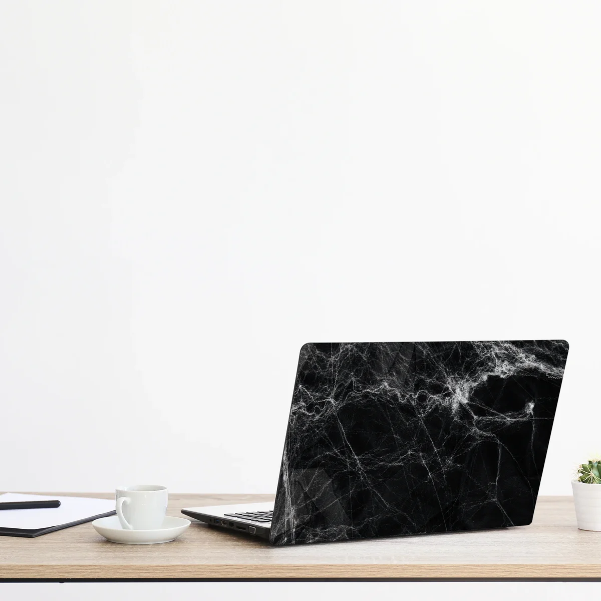 Laptop-Aufkleber gespenstisches spinnennetz auf schwarzem hintergrund Laptop-Aufkleber gespenstisches spinnennetz auf schwarzem hintergrund