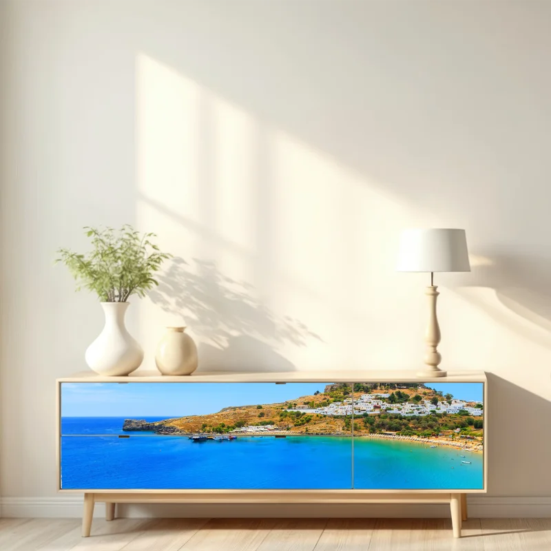 Repositionierbarer Aufkleber sonnige bucht mit hügeligem küstendorf