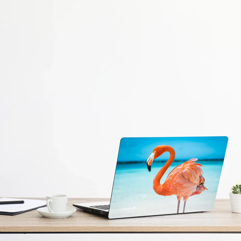 Naklejka na laptopa żywy różowy flaming na turkusowej plaży