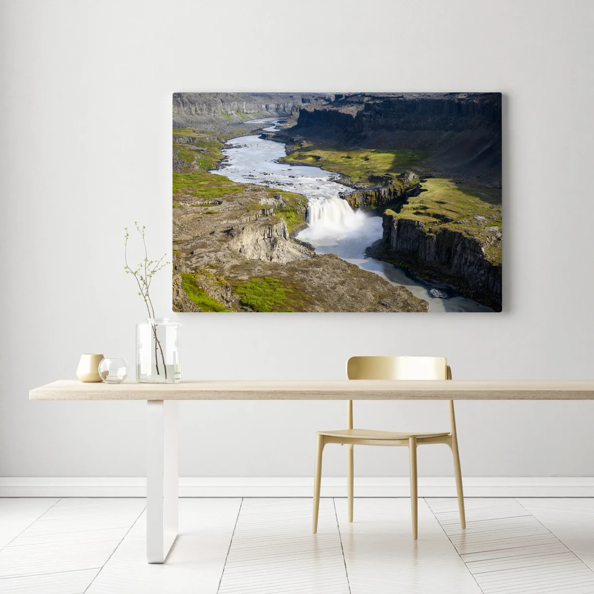 Leinwandbild majestätischer wasserfall in einer isländischen schlucht Leinwandbild majestätischer wasserfall in einer isländischen schlucht
