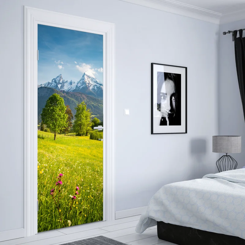 Türaufkleber alpine frühlingswiese unter schneebedeckten gipfeln