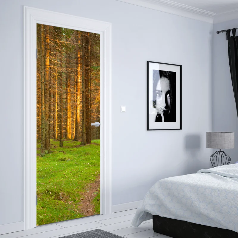 Türaufkleber goldenes licht im moosbedeckten kiefernwald Türaufkleber goldenes licht im moosbedeckten kiefernwald