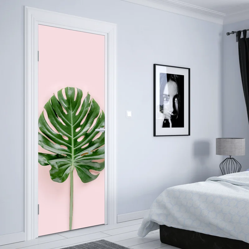 Türaufkleber monstera-blatt auf pastell-rosa hintergrund