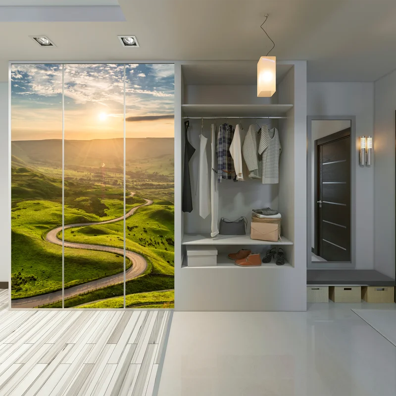 Schrankaufkleber goldener sonnenuntergang über einer geschwungenen landstraße