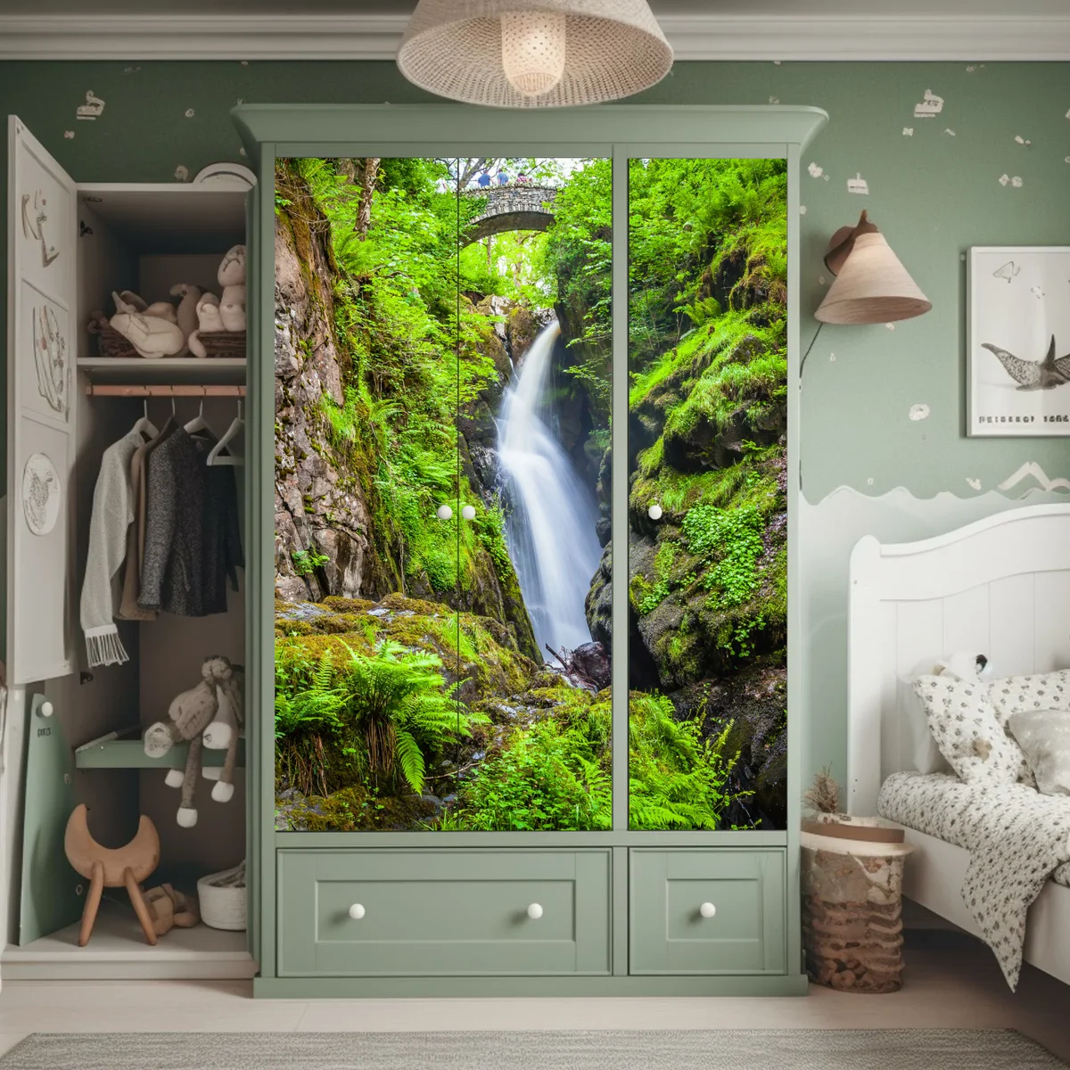 Schrankaufkleber wasserfall in moosiger schlucht mit steinbrücke Schrankaufkleber wasserfall in moosiger schlucht mit steinbrücke