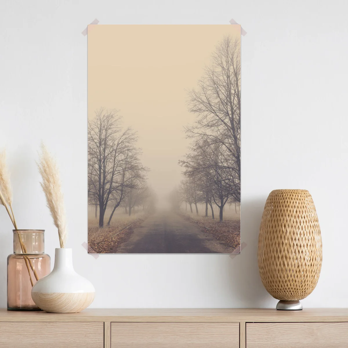 Poster Alte Asphaltstraße im Herbstpark mit Bäumen im Nebel. • Poster bei Wallnifity® Poster Alte Asphaltstraße im Herbstpark mit Bäumen im Nebel. • Poster bei Wallnifity®