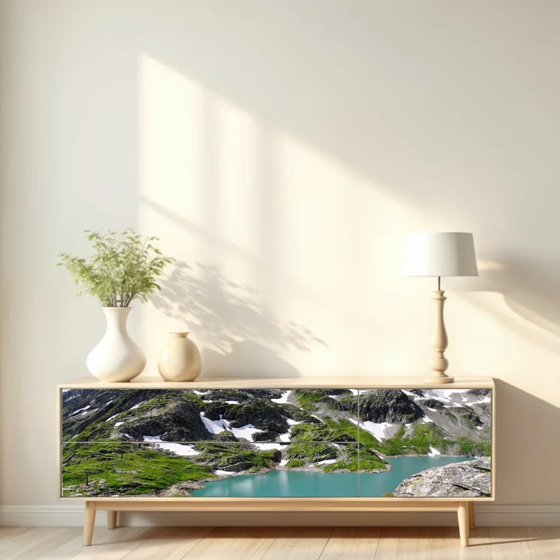 Repositionierbarer Aufkleber bergsee mit türkiswasser und gebirgspanorama