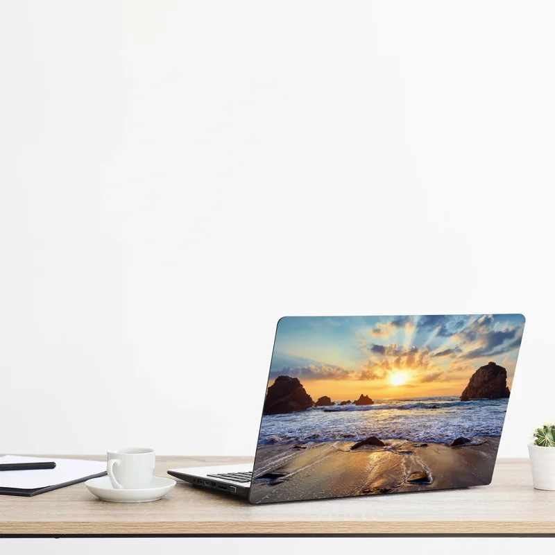 Laptop-Aufkleber sonnenuntergang an der felsigen küste