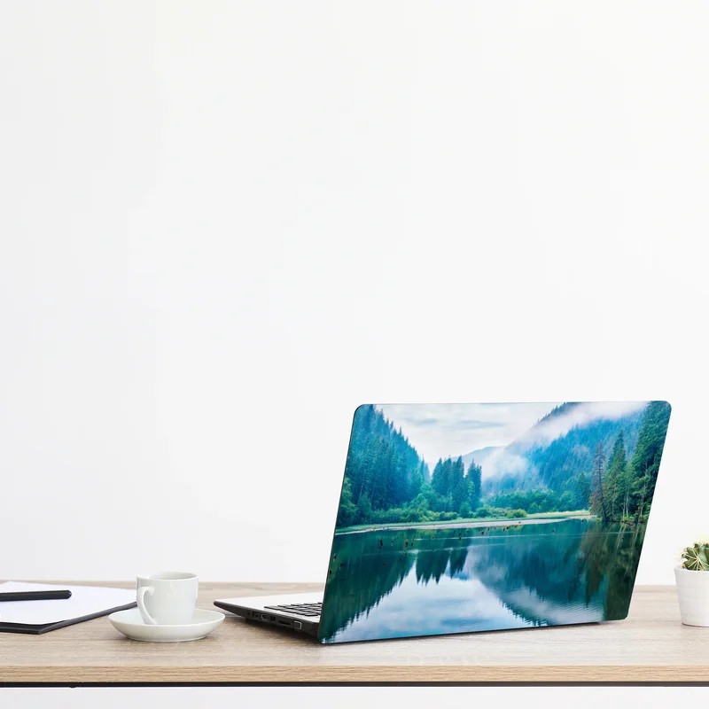 Laptop-Aufkleber nebliger morgen am see Lacu Rosu, Rumänien