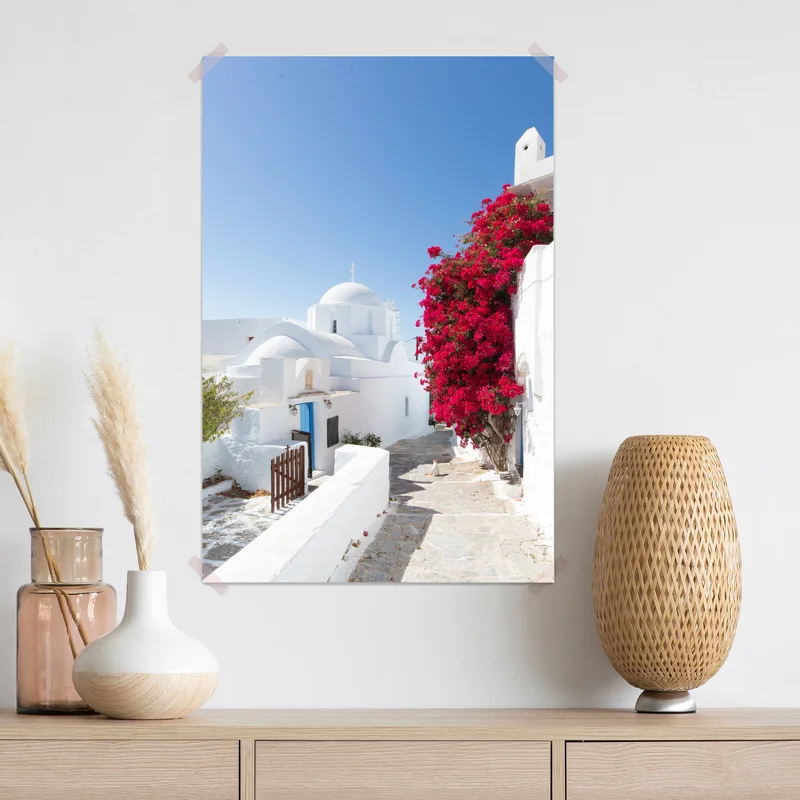 Poster sonnige gasse auf der insel mit leuchtender buganvillea Poster sonnige gasse auf der insel mit leuchtender buganvillea