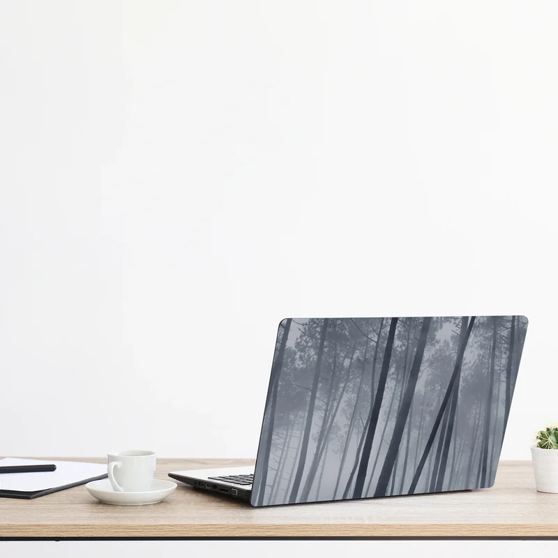 Naklejka na laptopa mglisty sosnowy las nocą Naklejka na laptopa mglisty sosnowy las nocą