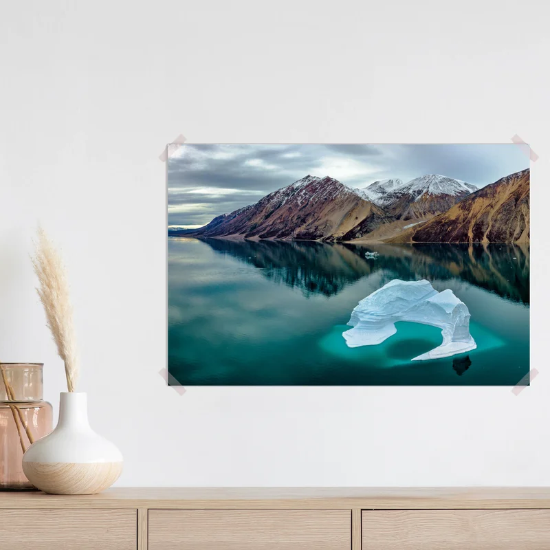 Poster eisberg und bergreflexionen in türkisfarbenem wasser Poster eisberg und bergreflexionen in türkisfarbenem wasser