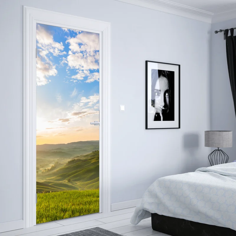 Türaufkleber sonnenaufgang über nebligen hügeln Türaufkleber sonnenaufgang über nebligen hügeln