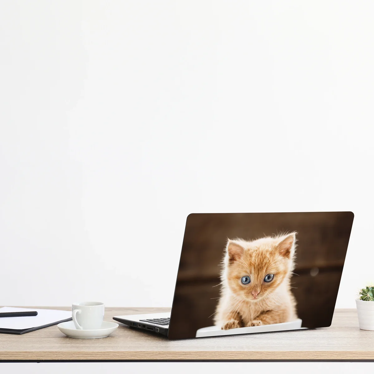 Laptop-Aufkleber rötliches kätzchen in einer teetasse Laptop-Aufkleber rötliches kätzchen in einer teetasse