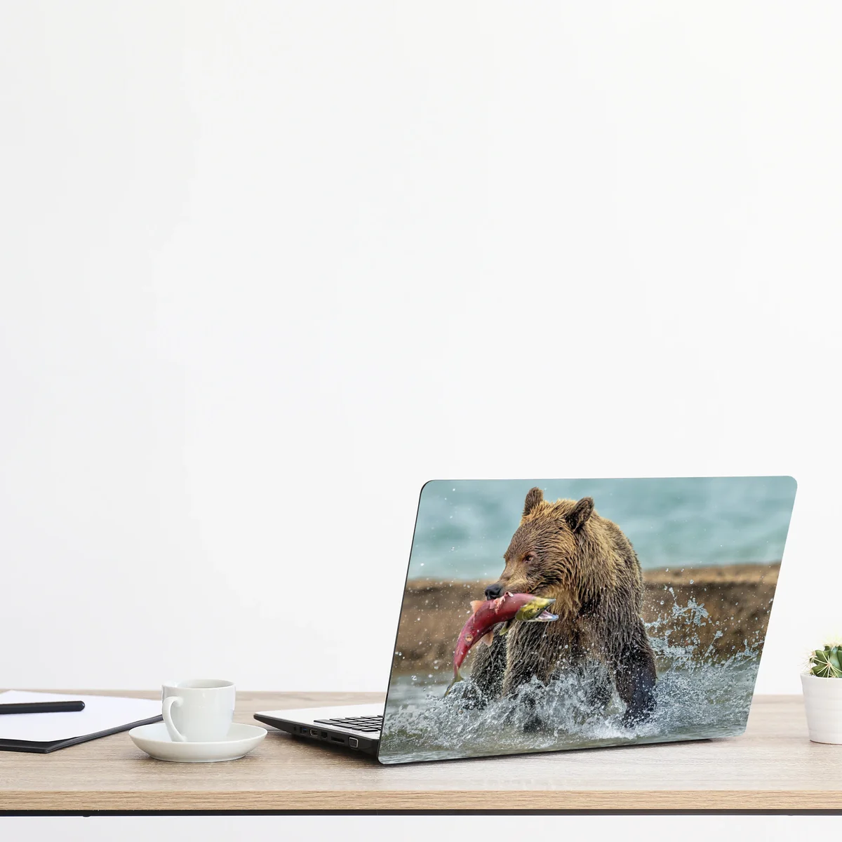 Laptop-Aufkleber braunbär fängt lachs im fluss Laptop-Aufkleber braunbär fängt lachs im fluss