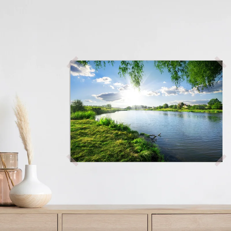 Poster sonnenbeschienenes flussufer mit üppigem grün Poster sonnenbeschienenes flussufer mit üppigem grün