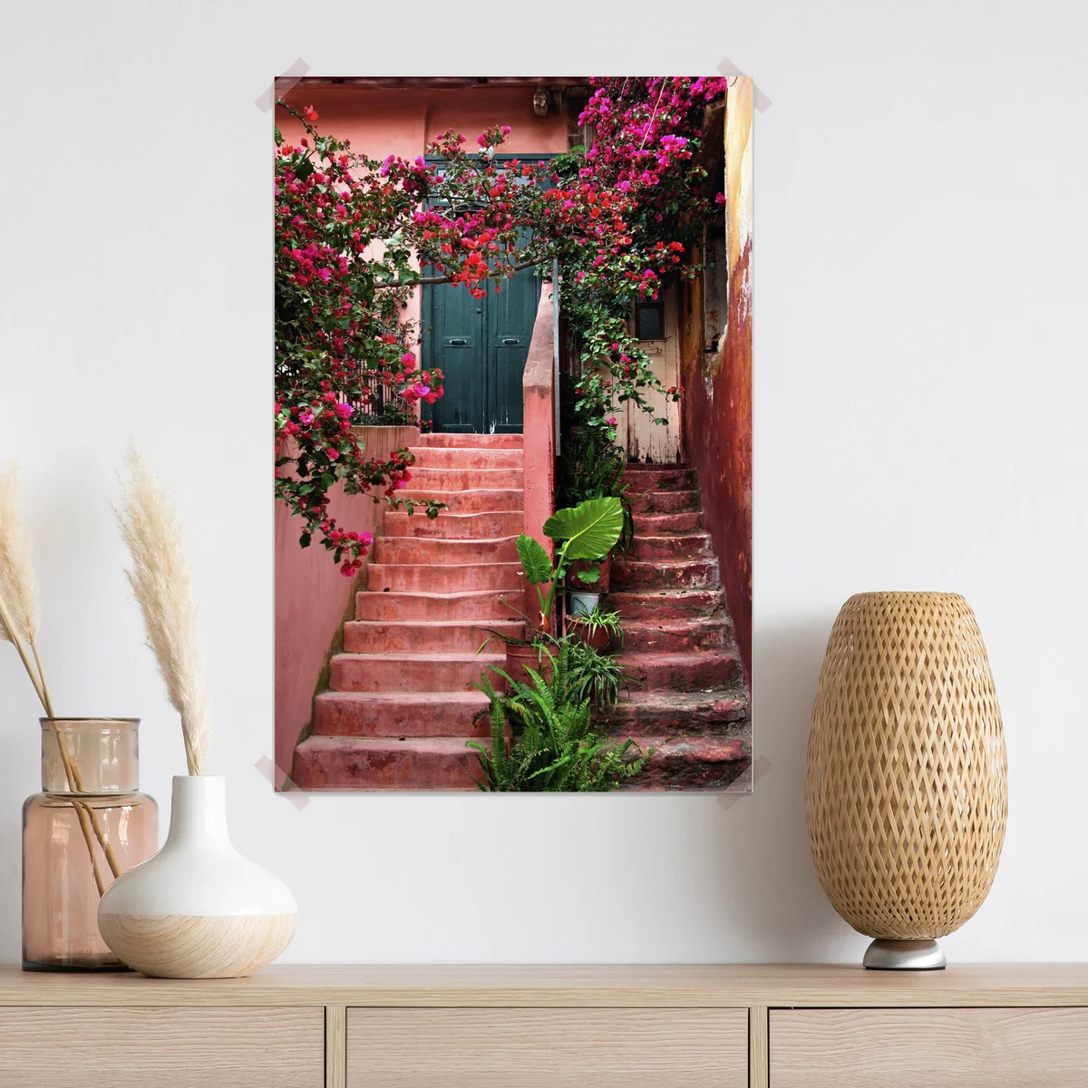 Poster treppe mit bougainvillea und grünen pflanzen Poster treppe mit bougainvillea und grünen pflanzen