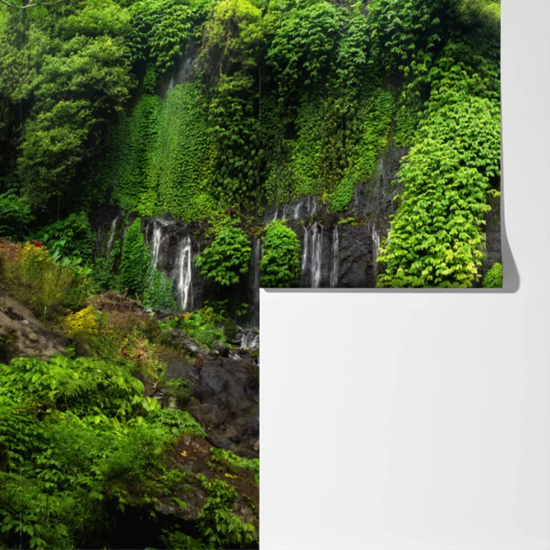 Fototapete ruhiger wasserfall im smaragdgrünen wald Fototapete ruhiger wasserfall im smaragdgrünen wald