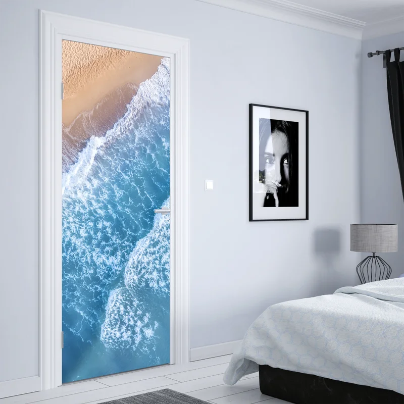 Türaufkleber luftaufnahme türkiser wellen an sandigem strand