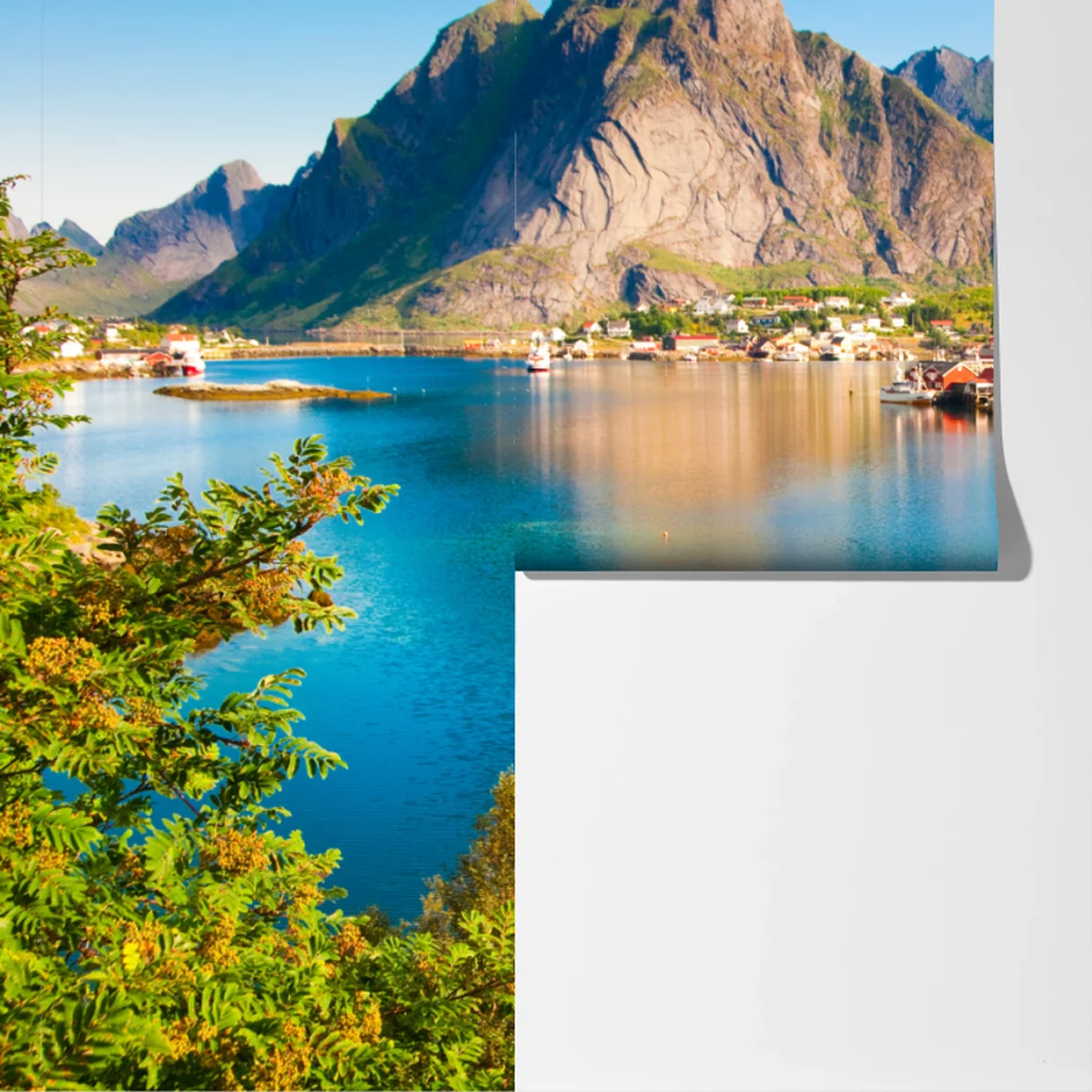 Fototapete ruhiges fjorddorf mit bergen und spiegelungen Fototapete ruhiges fjorddorf mit bergen und spiegelungen