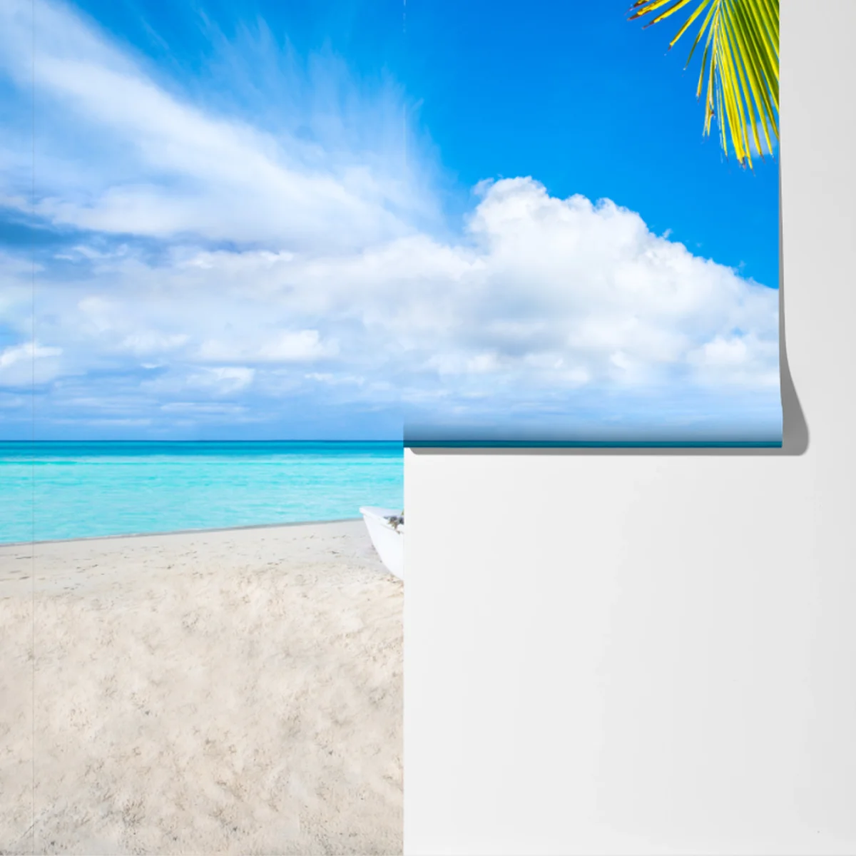 Fototapete tropischer strand in türkis mit palmen und booten Fototapete tropischer strand in türkis mit palmen und booten