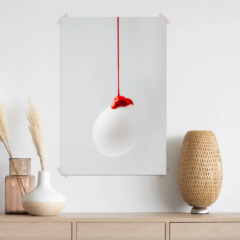 Poster rote farbtröpfchen auf weißem ei Poster rote farbtröpfchen auf weißem ei