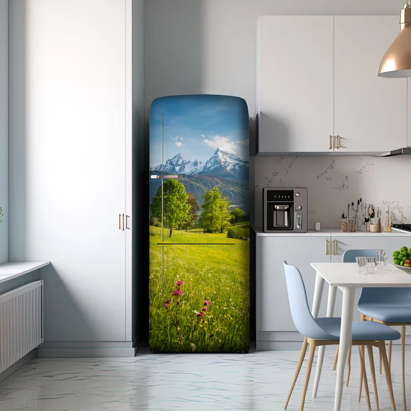 Kühlschrankaufkleber alpine frühlingswiese unter schneebedeckten gipfeln