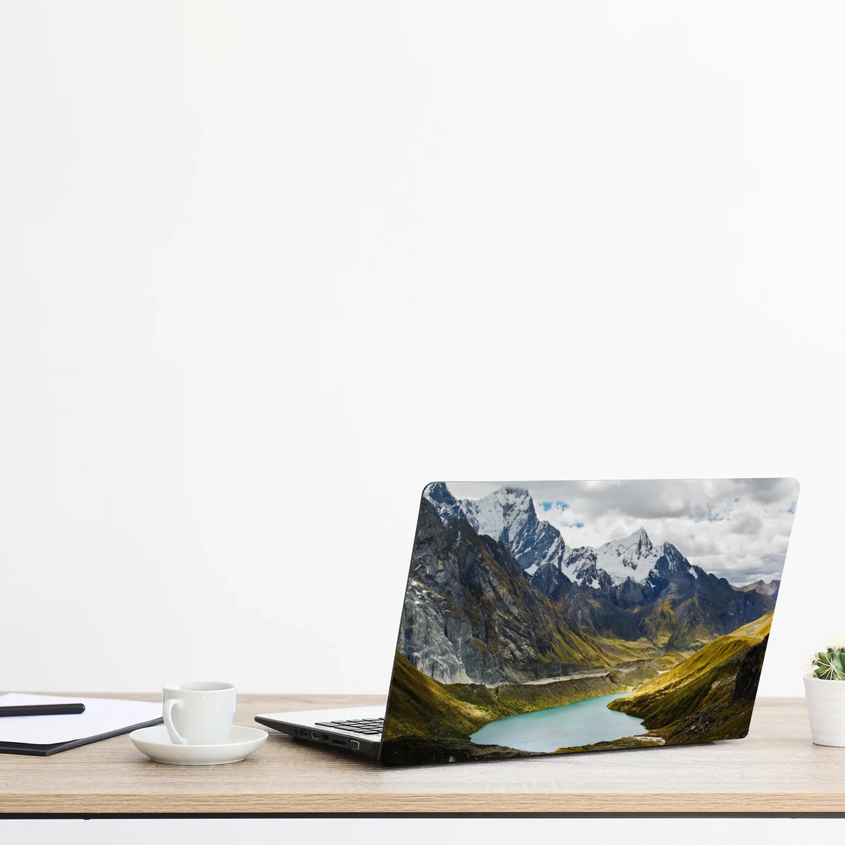 Laptop-Aufkleber türkisblauer bergsee unter schneegipfeln Laptop-Aufkleber türkisblauer bergsee unter schneegipfeln