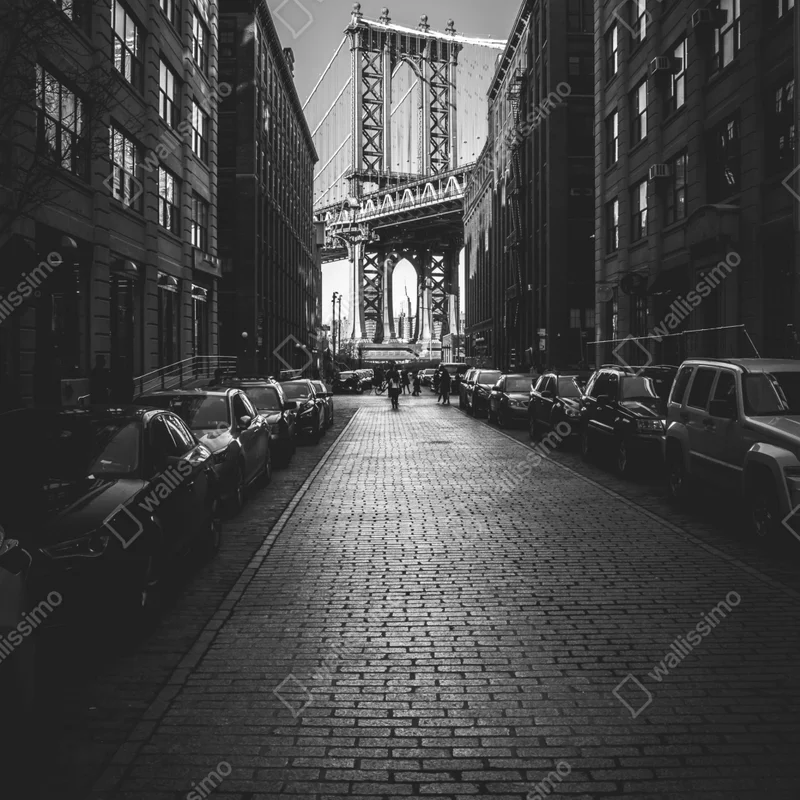 Türaufkleber Manhattan Bridge im rahmen einer gepflasterten straße Türaufkleber Manhattan Bridge im rahmen einer gepflasterten straße