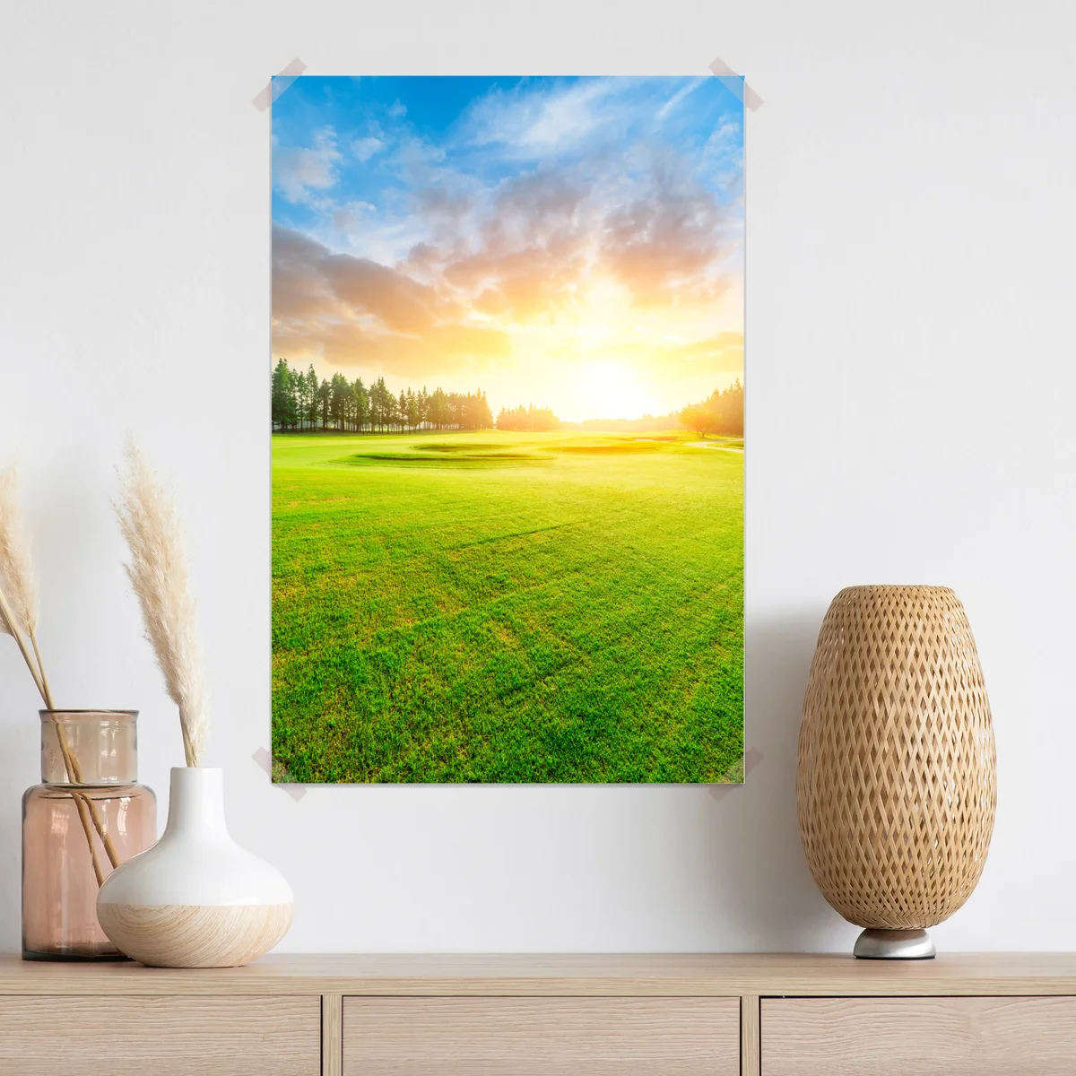 Poster sonnenbeschienene wiese und wald bei sonnenaufgang Poster sonnenbeschienene wiese und wald bei sonnenaufgang