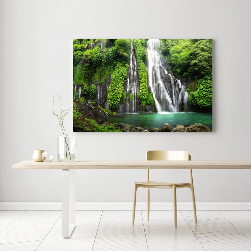 Leinwandbild ruhiger wasserfall im smaragdgrünen wald Leinwandbild ruhiger wasserfall im smaragdgrünen wald