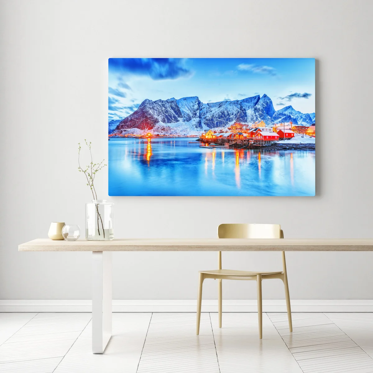 Leinwandbild verschneites küstendorf unter hohen bergen Leinwandbild verschneites küstendorf unter hohen bergen