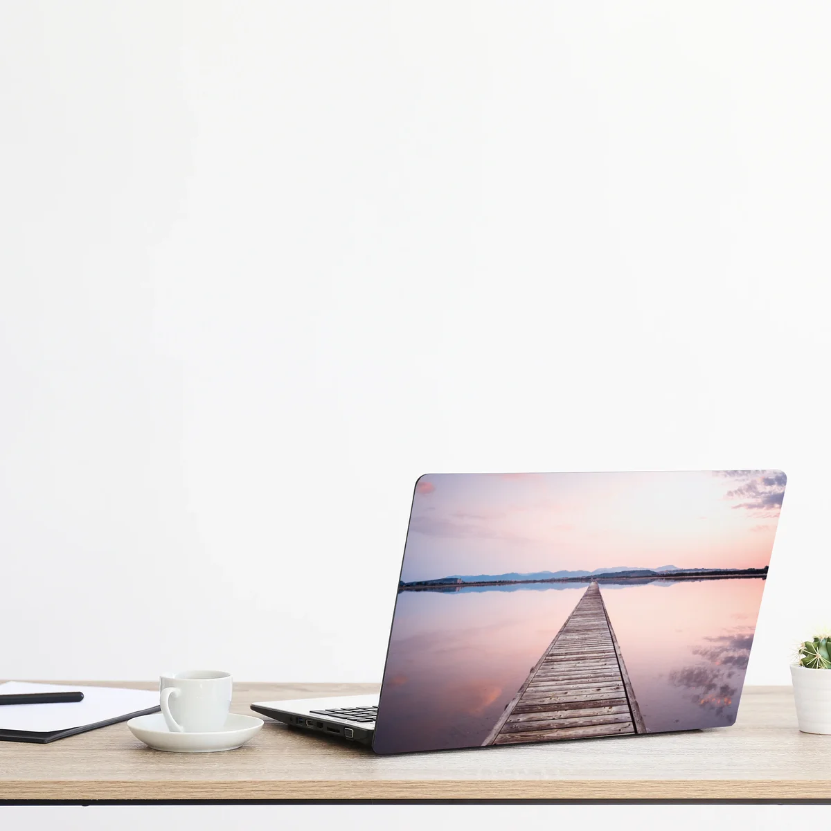 Laptop-Aufkleber holzsteg zum horizont bei sonnenuntergang Laptop-Aufkleber holzsteg zum horizont bei sonnenuntergang