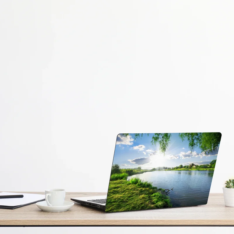 Laptop-Aufkleber sonnenbeschienenes flussufer mit üppigem grün Laptop-Aufkleber sonnenbeschienenes flussufer mit üppigem grün