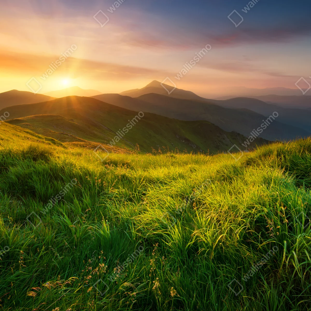 Repositionierbarer Aufkleber sonnenaufgang über dem smaragdgrünen bergtal Repositionierbarer Aufkleber sonnenaufgang über dem smaragdgrünen bergtal