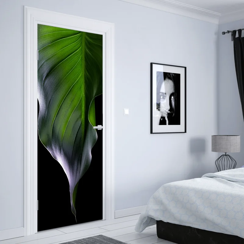 Türaufkleber elegantes grünes blatt auf schwarzem hintergrund