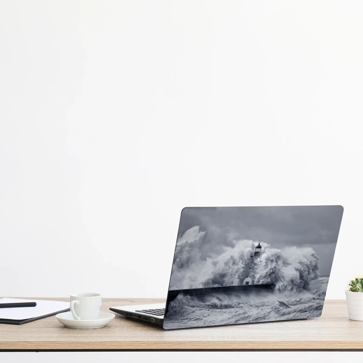 Laptop-Aufkleber leuchtturm von mächtigen wellen umgeben Laptop-Aufkleber leuchtturm von mächtigen wellen umgeben