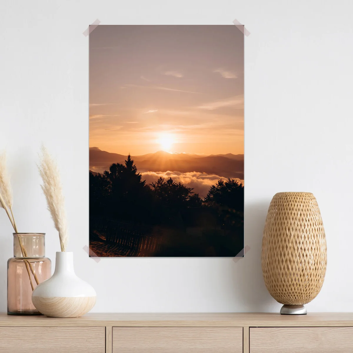 Poster Dieses atemberaubende Foto fängt einen goldenen Sonnenaufgang ein, der über einer ruhigen Berglandschaft aufgeht, während die Sonnenstrahlen sanft den Nebel erhellen, der in den Tälern darunter hängt. Die Silhouetten der Bäume im Vordergrund verleihen Tiefe und Kontrast • Poster bei Wallnifity® Poster Dieses atemberaubende Foto fängt einen goldenen Sonnenaufgang ein, der über einer ruhigen Berglandschaft aufgeht, während die Sonnenstrahlen sanft den Nebel erhellen, der in den Tälern darunter hängt. Die Silhouetten der Bäume im Vordergrund verleihen Tiefe und Kontrast • Poster bei Wallnifity®