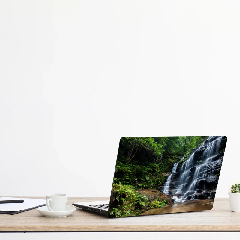 Naklejka na laptopa spokojny wodospad w lesie