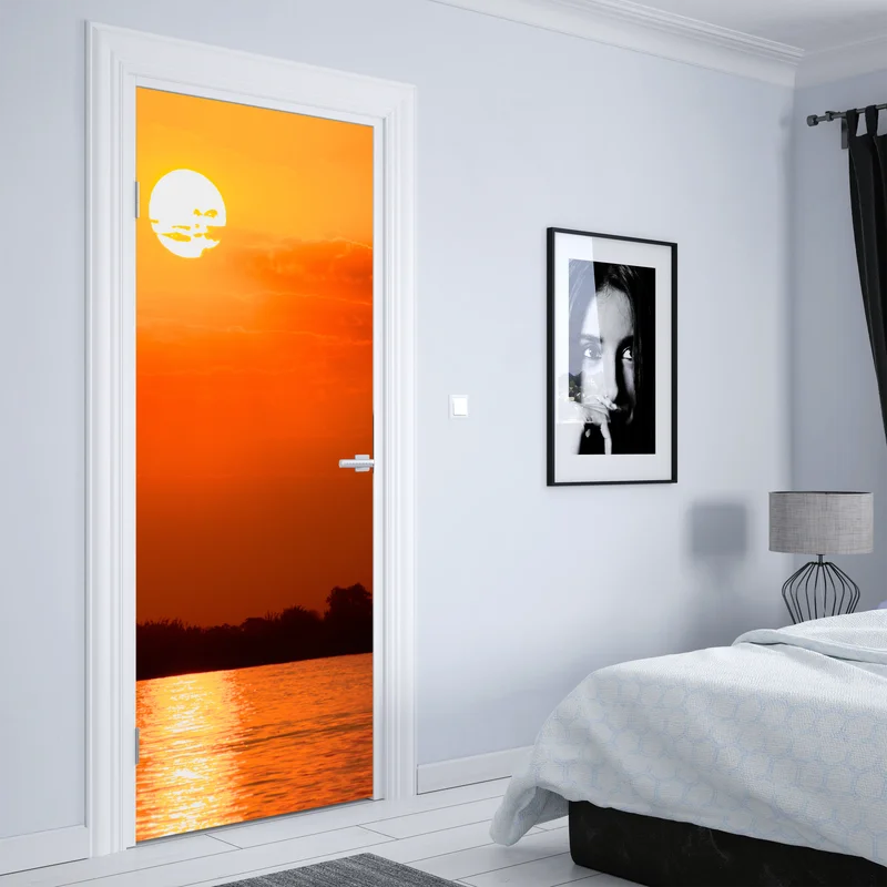 Türaufkleber goldener sonnenuntergang über ruhigem see