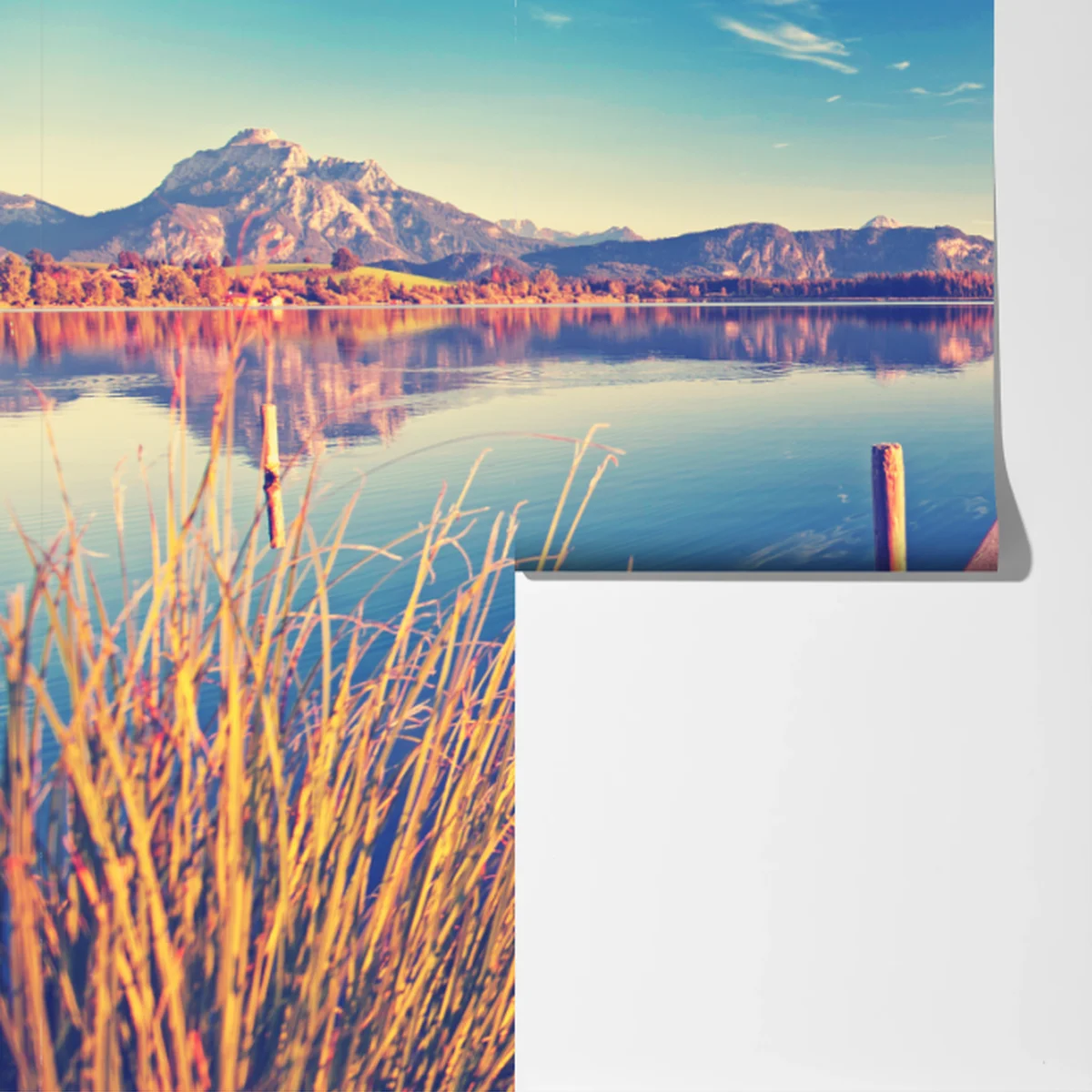 Fototapete holzsteg am bergsee bei sonnenaufgang Fototapete holzsteg am bergsee bei sonnenaufgang