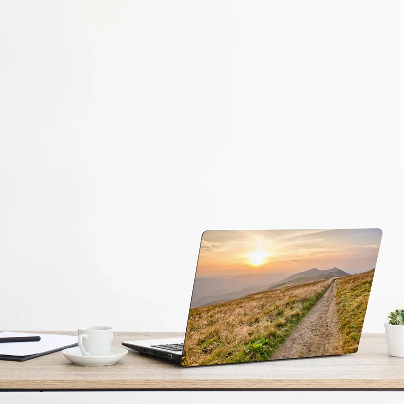 Laptop-Aufkleber wanderpfad bei sonnenuntergang in Bieszczady Laptop-Aufkleber wanderpfad bei sonnenuntergang in Bieszczady